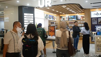 Suasana antusiasme pengunjung saat peluncuran iPhone 17 di Jakarta. Diketahui para penggemar produk iPhone kini dapat membeli iPhone seri 17 dimulai dari harga Rp 17.249.000 untuk iPhone 17 256GB hingga Rp 43.999.000 untuk iPhone 17 Pro Max 2TB.
