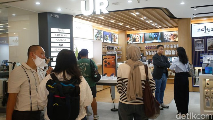Pengunjung mencoba iPhone 17 terbaru di Urban Republic Grand Indonesia, Jakarta, Jumat (17/10/2025).
