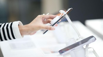 iPhone Air langsung mencuri perhatian sejak pertama kali diperkenalkan. Dengan bodi titanium ultraringan dan lapisan Ceramic Shield 2 yang kini juga melindungi bagian belakang, Apple berhasil menyeimbangkan antara estetika dan ketangguhan.