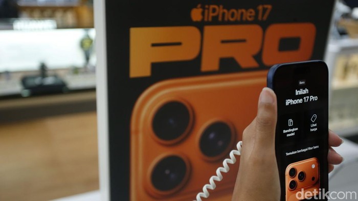 Pengunjung mencoba iPhone 17 terbaru di Urban Republic Grand Indonesia, Jakarta, Jumat (17/10/2025).