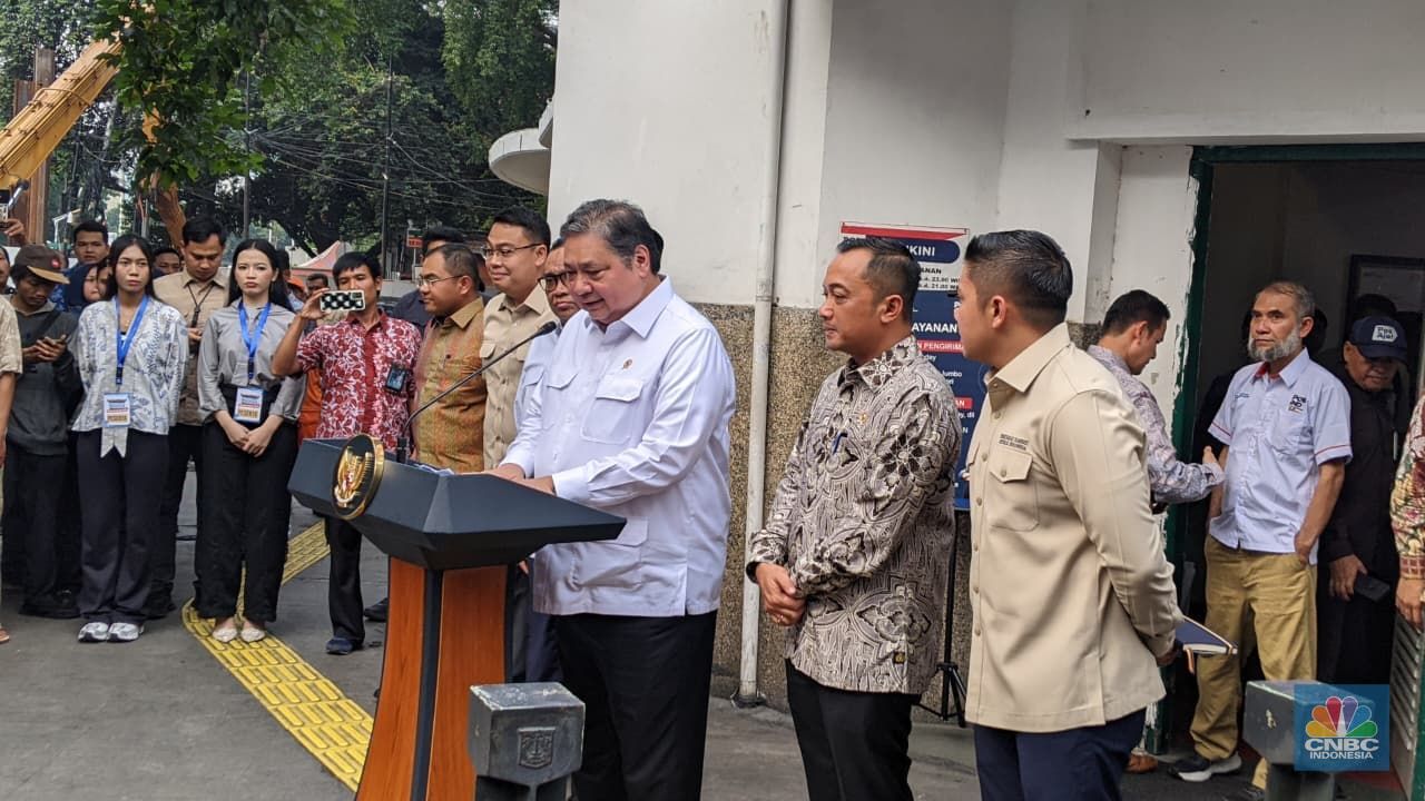 Menko Perekonomian, Airlangga Hartarto saat menyampaikan konferensi pers terkait Peluncuran BLTS Kesra dan Program Magang Lulusan Perguruan Tinggi, (17/10/2025). (CNBC Indonesia/Emir Yanwardhana)