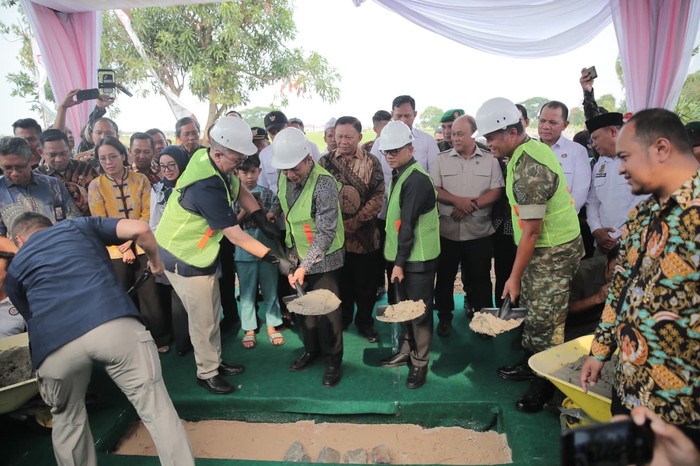 Menteri Desa dan Pembangunan Daerah Tertinggal (Mendes PDT) Yandri Susanto Bersama Wakil Panglima TNI Jenderal Tandyo Budi Revia melakukan groundbreaking (peletakan batu pertama) pembangunan Koperasi Desa/Kelurahan Merah Putih di Desa Wanajaya, Kecamatan Cibitung, Kabupaten Bekasi, Jawa Barat, hari ini.