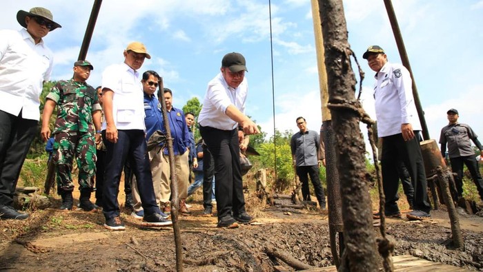 Menteri ESDM bersama Gubernur Sumsel tinjau sumur minyak di Muba.