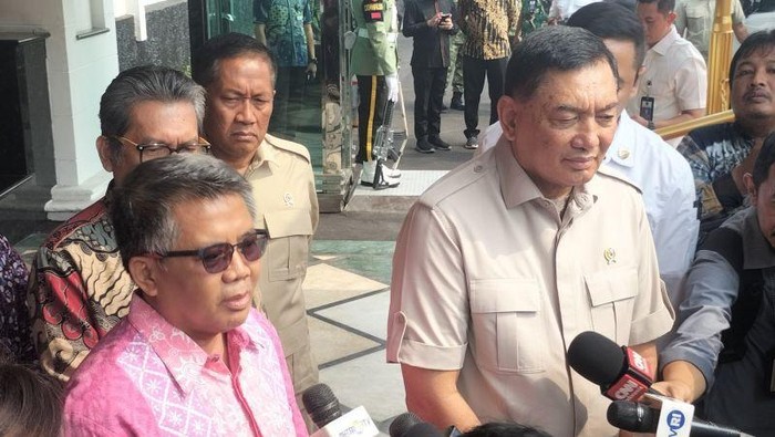 Menteri Pertahanan Sjafrie Sjamsoeddin dan Ketua Majelis Syura Partai Keadilan Sejahtera (PKS) Sohibul Iman di kantor Kementerian Pertahanan, Jakarta Pusat, Jumat (17/10/2025).