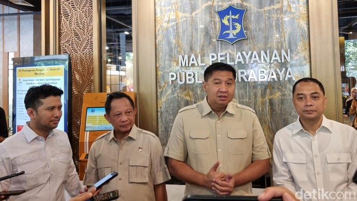 Menteri PKP Maruar Sirait bersama Mendagri Tito Karnavian, Wagub Emil Dardak, dan Wali Kota Eri Cahyadi meninjau Mall Pelayanan Publik (MPP) di Kota Surabaya.