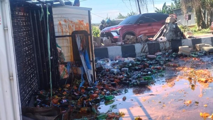 Mobil pikap yang mengangkut botol kecap terbalik di Jalan Poros Maros-Pangkep.