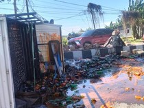 Pikap Muat Botol Kecap Terbalik di Jalan Poros Maros-Pangkep, 2 Orang Luka