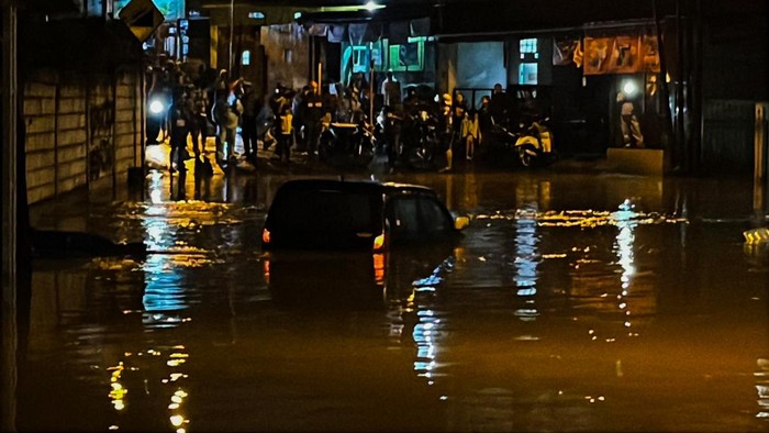 mobil terendam banjir usai hujan deras guyur cimahi