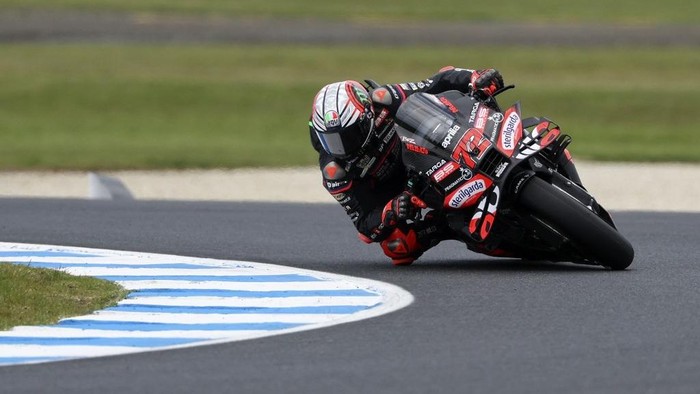 Aprilia Racing teams Italian MotoGP rider Marco Bezzecchi powers through a corner during a practice session ahead of the MotoGP Australian Grand Prix on Phillip Island on October 17, 2025. (Photo by Martin KEEP / AFP) / --IMAGE RESTRICTED TO EDITORIAL USE - STRICTLY NO COMMERCIAL USE--