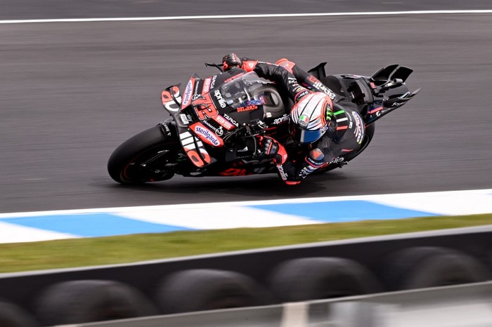 Aprilia Racing teams Italian MotoGP rider Marco Bezzecchi speeds through a corner during the second MotoGP practice session ahead of the MotoGP Australian Grand Prix on Philip Island on October 17, 2025. (Photo by William WEST / AFP) / --IMAGE RESTRICTED TO EDITORIAL USE - STRICTLY NO COMMERCIAL USE--