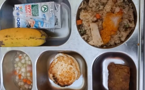 Nasi goreng MBG basi dan bau ditemukan di TK Al Amin, Kecamatan Mpunda, Kota Bima, NTB, Jumat, (17/10/2025). (Tangkapan layar Facebook @Idha Wahidah)