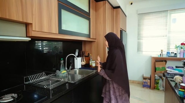 Potret dapur rumah Natasha Rizki yang sudah ditata ulang. Ia mengaku merubah warna pada kitchen set yang dimilikinya menjadi lebih elegan dan minimalis. Dapur tersebut kini juga dilengkapi dengan mini bar berisi mesin kopi dan peralatan untuk membuat matcha. Foto: YouTube/Trio Strong Family