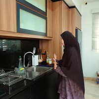 Potret dapur rumah Natasha Rizki yang sudah ditata ulang. Ia mengaku merubah warna pada kitchen set yang dimilikinya menjadi lebih elegan dan minimalis. Dapur tersebut kini juga dilengkapi dengan mini bar berisi mesin kopi dan peralatan untuk membuat matcha. Foto: YouTube/Trio Strong Family