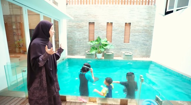 Sementara untuk bagian kolam renang rumahnya masih sama. Natasha memilih tak merubah bagian tersebut agar tetap bisa menjadi tempat bermain untuk anak-anaknya. Foto: YouTube/Trio Strong Family