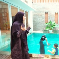 Sementara untuk bagian kolam renang rumahnya masih sama. Natasha memilih tak merubah bagian tersebut agar tetap bisa menjadi tempat bermain untuk anak-anaknya. Foto: YouTube/Trio Strong Family