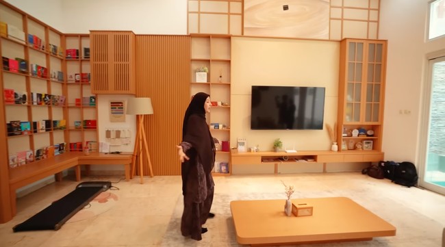 Ruang tamunya banyak mengalami perubahan. Natasha memilih tema minimalis Japanese karena sedang menyukai Jepang. Ruang tamu tersebut juga dilengkapi perpustakaan mini. Foto: YouTube/Trio Strong Family