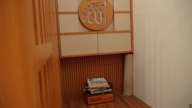 Musala di ruang tamu yang tadinya kecil dibuat sedikit lebih luas dengan tema senada. Terlihat simpel dan minimalis, musala tersebut rapi tanpa banyak barang. Foto: YouTube/Trio Strong Family
