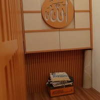 Musala di ruang tamu yang tadinya kecil dibuat sedikit lebih luas dengan tema senada. Terlihat simpel dan minimalis, musala tersebut rapi tanpa banyak barang. Foto: YouTube/Trio Strong Family