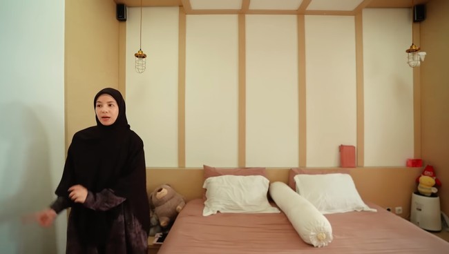 Bagian kamar Natasha juga diubah dengan sentuhan Japanese Style. Tempat tidurnya kini menjadi lebih pendek dengan interior bernuansa kayu warna coklat muda. Foto: YouTube/Trio Strong Family