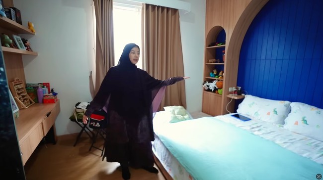 Ruangan selanjutnya yang cukup banyak mengalami perubahan ialah kamar tidur putranya, Miguel. Kamar tersebut kini didominasi dengan warna biru dan motif kayu berwarna coklat muda. Di bagian samping kiri kanan tempat tidur juga terdapat ruang penyimpanan untuk menyimpan mainan dan koleksi sang anak. Foto: YouTube/Trio Strong Family