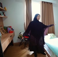 Ruangan selanjutnya yang cukup banyak mengalami perubahan ialah kamar tidur putranya, Miguel. Kamar tersebut kini didominasi dengan warna biru dan motif kayu berwarna coklat muda. Di bagian samping kiri kanan tempat tidur juga terdapat ruang penyimpanan untuk menyimpan mainan dan koleksi sang anak. Foto: YouTube/Trio Strong Family