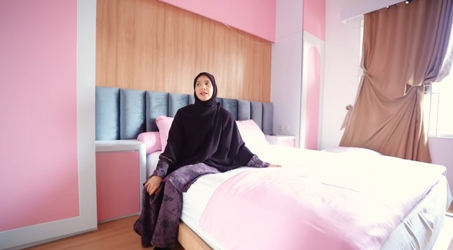 Bebeda dengan kamar putranya, kamar kedua putri Natasha didominasi dengan warna coklat kayu dan pink. Kamar tersebut juga terlihat minimalis dan sederhana namun tetap nyaman. Foto: YouTube/Trio Strong Family