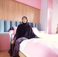 Bebeda dengan kamar putranya, kamar kedua putri Natasha didominasi dengan warna coklat kayu dan pink. Kamar tersebut juga terlihat minimalis dan sederhana namun tetap nyaman. Foto: YouTube/Trio Strong Family