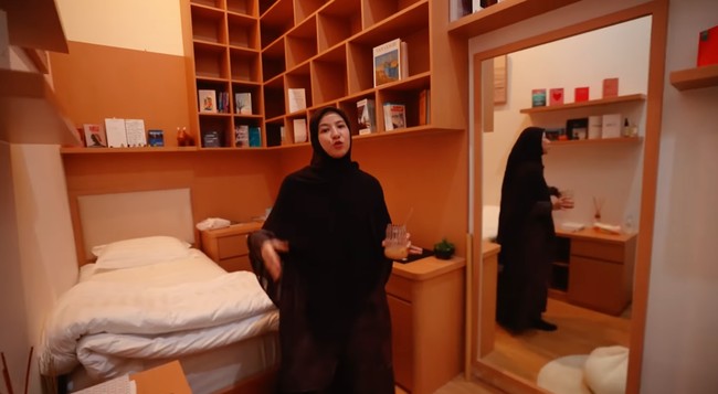 Ruangan yang dulunya gudang kini disulap Natasha menjadi ruang kerjanya. Ruang tersebut menjadi mini studio menulis Natasha. Dilengkapi dengan tempat tidur berukuran single, ruangan tersebut tampak nyaman meski tak terlalu luas. Foto: YouTube/Trio Strong Family