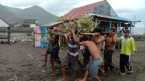 Nelayan di Dompu dievakuasi warga menuju puskesmas seusai tersambar petir dan jatuh ke laut. (Istimewa)