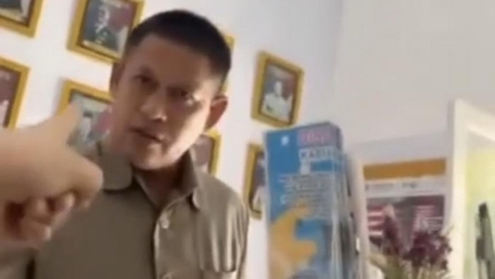 Oknum Anggota DPRD Pinrang Mansyur Damma dipolisikan karena diduga mencekik leher honorer Disdukcapil.