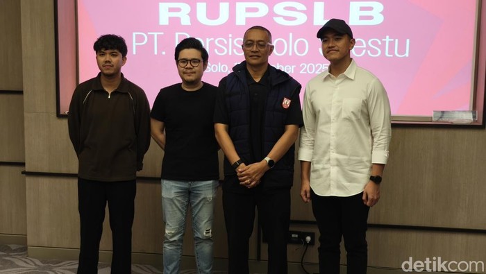 Owner Persis Solo Kaesang Pangarep (paling kanan), dan Kevin Nugroho saat foto bersama Komisaris Persis Adityo Rimbo, dan Direktur Persis Solo Ginda Ferachtriawan, di Hotel Alila Solo, Jumat (17/10/2025).