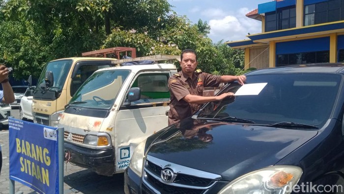 Penampakan kendaraan yang disita dari para penunggak pajak di KPP Pratama Klaten, Jumat (17/10/2025).