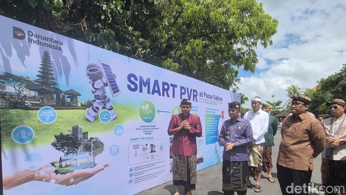 Panel Surya Ground breaking Smart PV Rooftop PT Icon Plus di Pasar Galiran Klungkung, Kamis (16/10/2025).