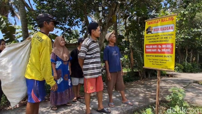 Papan pengumuman sayembara menangkap pencuri berhadiah uang tunai di Desa/Kecamatan Gandrungmangu, Kabupaten Cilacap, Jumat (17/10/2025).