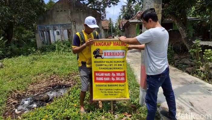 Papan pengumuman sayembara menangkap pencuri berhadiah uang tunai di Desa/Kecamatan Gandrungmangu, Kabupaten Cilacap, Jumat (17/10/2025).