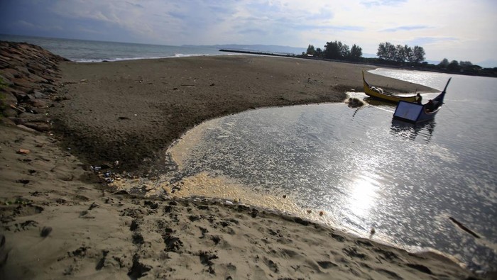 Nelayan menambatkan perahunya  saat libur melaut di muara sungai yang mengalami sedimentasi, di Desa Kajhu, kabupaten Aceh Besar, Aceh,  Jumat (17/10/2025).  Sedimentasi yang meluas hampir menutupi seluruh muara Sungai Krueng Cut dengan lebar sekitar 300 meter  itu mengganggu aktivitas nelayan setempat untuk pergi dan pulang melaut serta menghambat kelancaran arus sungai yang dikhawatirkan berdampak banjir pada musim penghujan. ANTARA FOTO/Ampelsa/foc.
