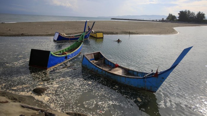 Nelayan menambatkan perahunya  saat libur melaut di muara sungai yang mengalami sedimentasi, di Desa Kajhu, kabupaten Aceh Besar, Aceh,  Jumat (17/10/2025).  Sedimentasi yang meluas hampir menutupi seluruh muara Sungai Krueng Cut dengan lebar sekitar 300 meter  itu mengganggu aktivitas nelayan setempat untuk pergi dan pulang melaut serta menghambat kelancaran arus sungai yang dikhawatirkan berdampak banjir pada musim penghujan. ANTARA FOTO/Ampelsa/foc.