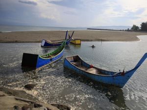 Pasir Menutup Muara, Perahu Nelayan Aceh Tak Bisa Berlayar