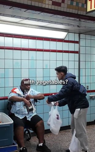 Pelajar indo berbagi makanan gratis Mulia! Pelajar Indonesia di Amerika Bagikan Makanan Gratis