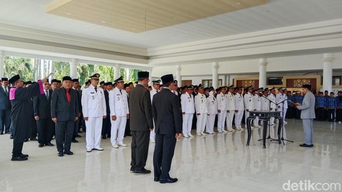 Pengambilan sumpah pejabat eselon III dan IV lingkup Pemkab Lombok Timur, NTB, Jumat (17/10/2025).