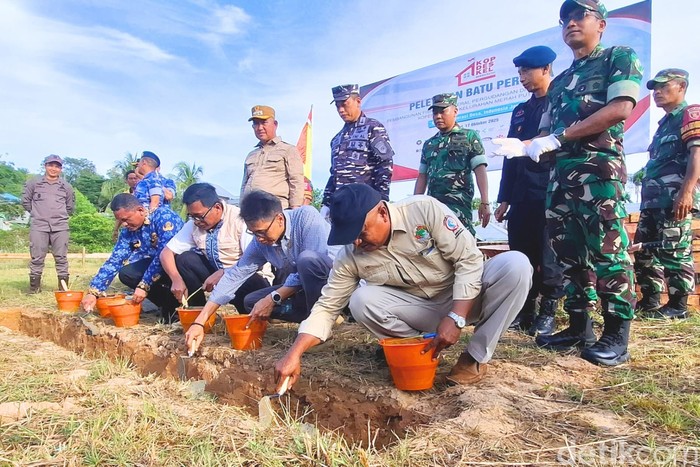 Peletakan batu pertama pembangunan gerai dan pergudangan Koperasi Merah Putih di Tarakan, Jumat (17/10/2025).