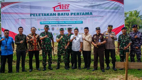 Peletakkan batu pertama pembangunan pergudangan dan kelengkapan Kopdes Merah Putih di Desa Lingsar, Lombok Barat, NTB, Jumat (17/10/2025). (Ahmad Viqi/detikBali)