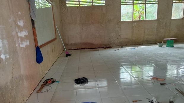 Pemasangan keramik di SDN Pandeglang yang beralas tanah (Aris/detikcom)