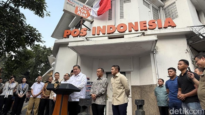 Pemerintah mengumumkan stimulus ekonomi terbaru di depan Kantor Pos Indonesia, Cikini, Jakarta Pusat. (Eva/detikcom)