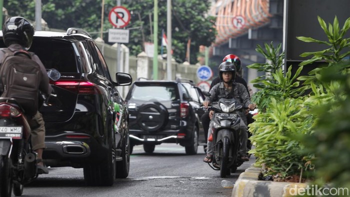 Pengendara sepeda motor nekat melawan arah di kolong flyover Kebayoran Lama, Jakarta Selatan, Jumat (17/10/2025).