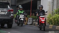 Pengendara sepeda motor nekat melawan arah di kolong flyover Kebayoran Lama, Jakarta Selatan, Jumat (17/10/2025).