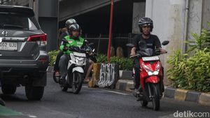 Pemotor Lawan Arah Menjamur di Kolong Flyover Kebayoran Lama