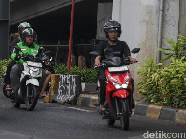 Pemotor Lawan Arah Menjamur di Kolong Flyover Kebayoran Lama