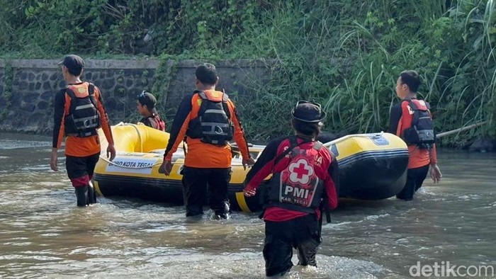 Petugas melakukan pencarian remaja yang hilang saat bikin konten lompat dari jembatan di Tegal, Jumat (17/10/2025).