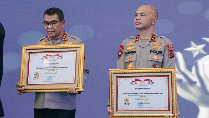 Kapolda Babel Irjen Hendro Pandowo menerima penghargaan di ajang Kompolnas Awards 2025.